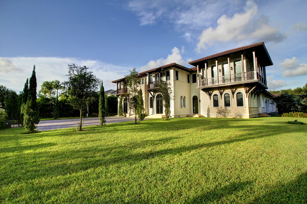 Großes, Zweistöckiges Mediterranes Einfamilienhaus mit Putzfassade und weißer Fassadenfarbe in Miami