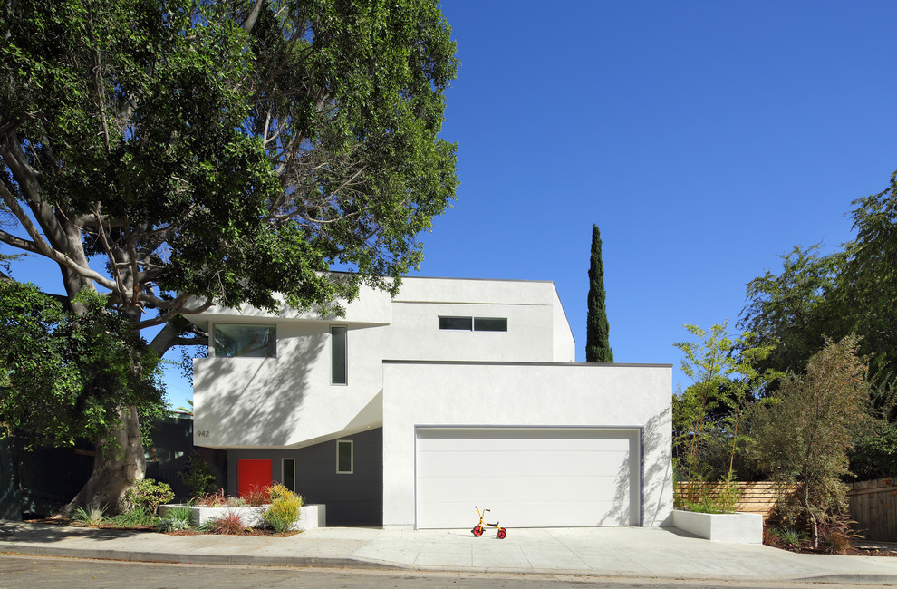 Свежая идея для дизайна: двухэтажный, белый дом в стиле модернизм с плоской крышей - отличное фото интерьера