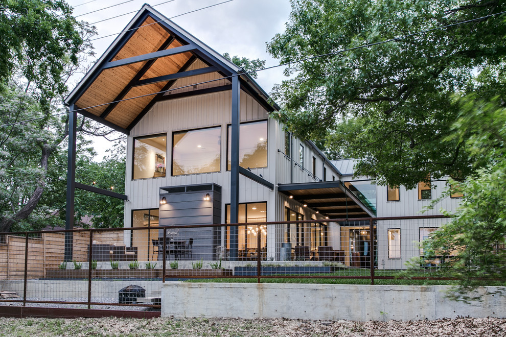 Zweistöckiges Landhaus Haus mit grauer Fassadenfarbe und Satteldach in Dallas