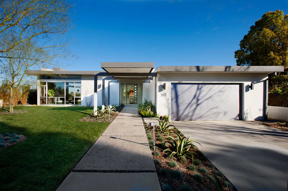 Small modern bungalow house exterior in Phoenix.