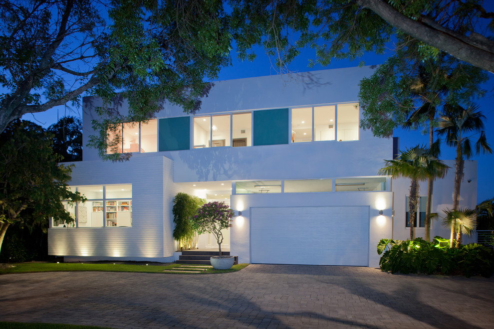 Diseño de fachada de casa blanca contemporánea grande de dos plantas con revestimiento de madera y tejado plano