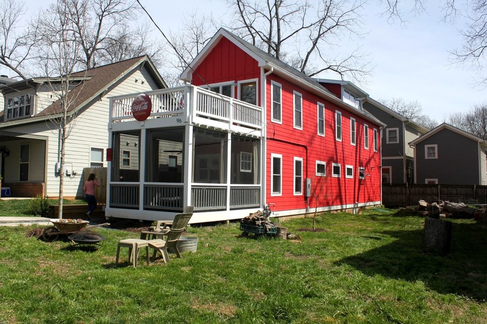 Inredning av ett eklektiskt mellanstort rött hus, med två våningar, fiberplattor i betong och sadeltak