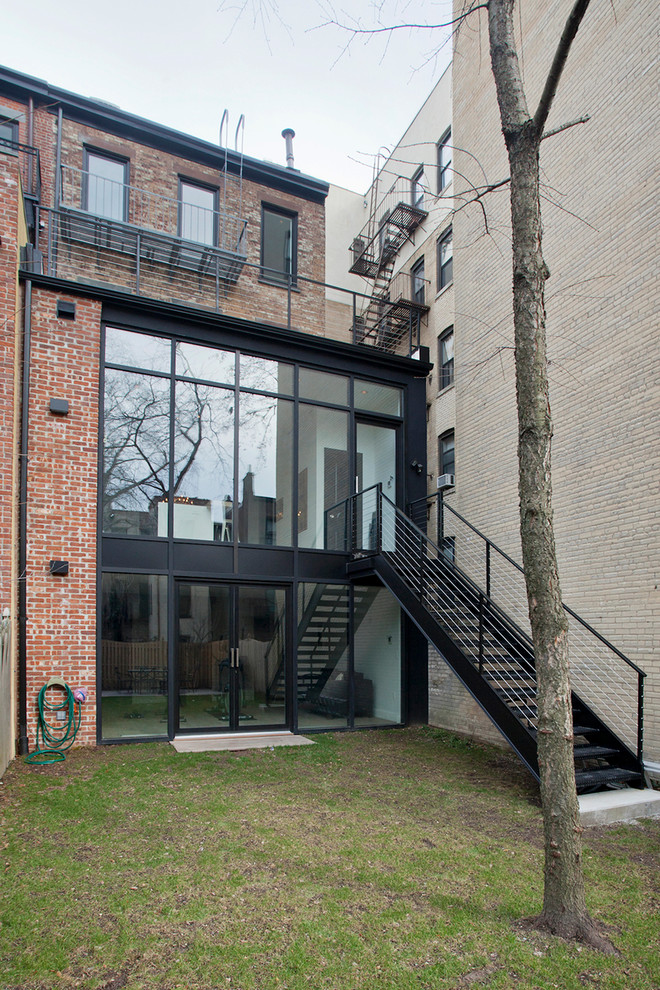 ニューヨークにあるラグジュアリーなトランジショナルスタイルのおしゃれな家の外観 (レンガサイディング、タウンハウス) の写真