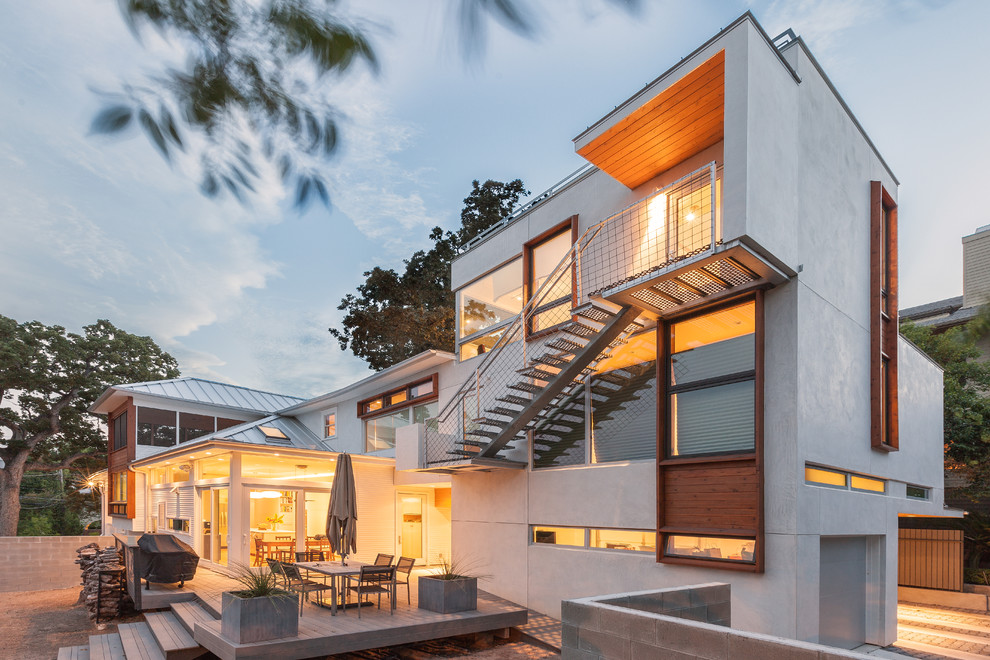 Dreistöckiges, Großes Modernes Einfamilienhaus mit Putzfassade, weißer Fassadenfarbe, Walmdach und Blechdach in Austin