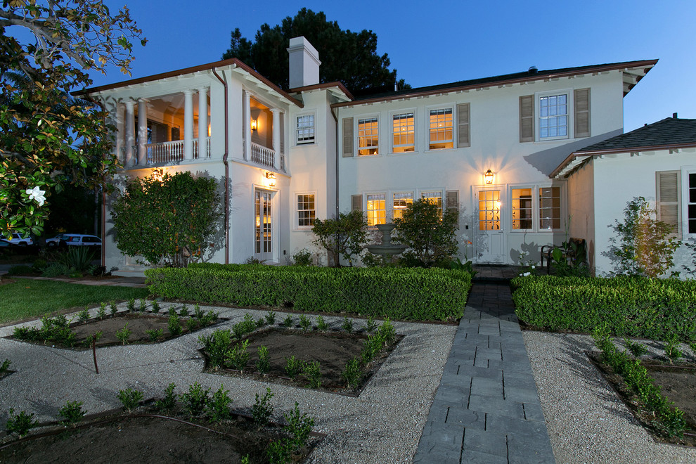 Пример оригинального дизайна: огромный, двухэтажный дом в классическом стиле с облицовкой из цементной штукатурки