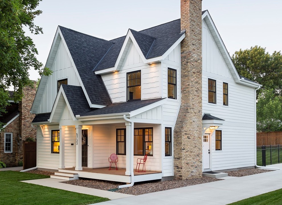 Idées déco pour une façade de maison blanche classique en panneau de béton fibré de taille moyenne et à un étage avec un toit à deux pans et un toit en shingle.