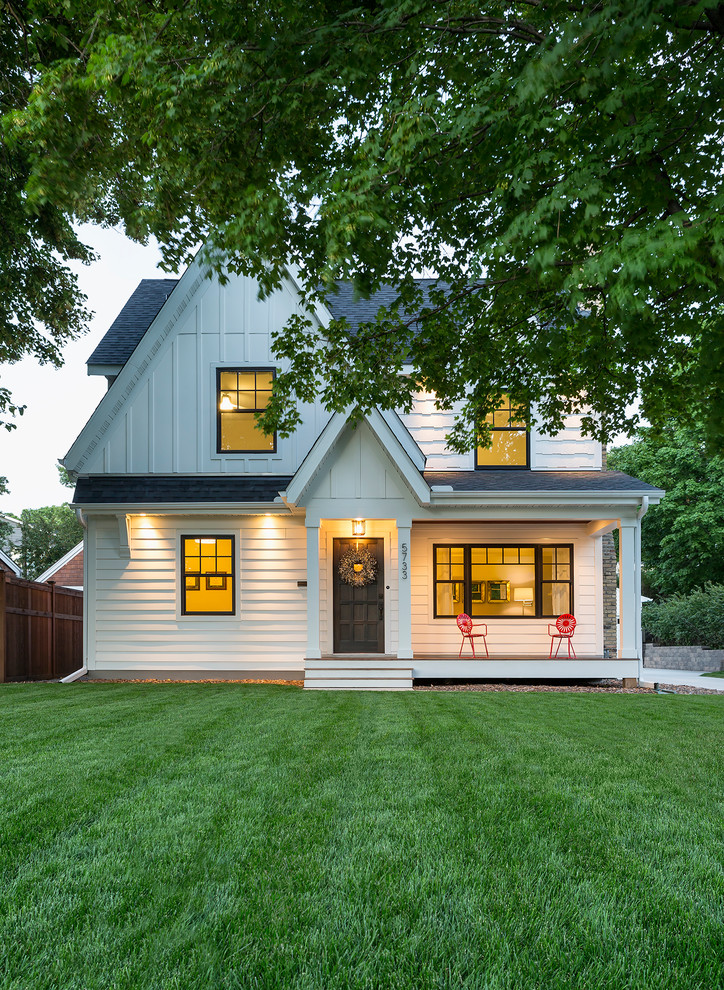 Mittelgroßes, Zweistöckiges Klassisches Einfamilienhaus mit Faserzement-Fassade, weißer Fassadenfarbe, Satteldach und Schindeldach in Minneapolis