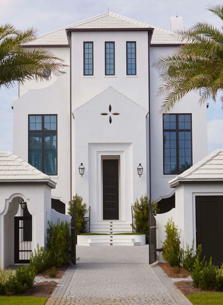 Großes, Dreistöckiges Maritimes Einfamilienhaus mit Putzfassade und weißer Fassadenfarbe in Tampa