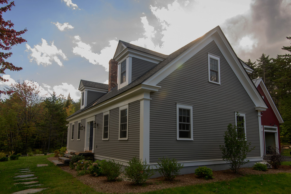 Mittelgroße, Zweistöckige Country Holzfassade Haus mit grauer Fassadenfarbe in Burlington
