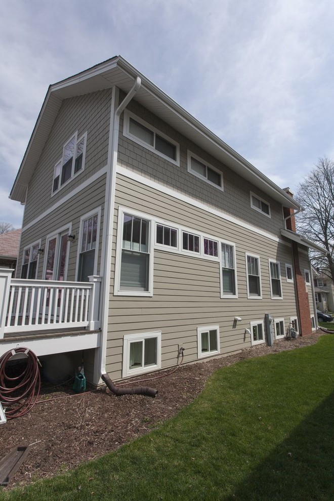 Ejemplo de fachada beige de estilo de casa de campo de tamaño medio de dos plantas con revestimiento de aglomerado de cemento