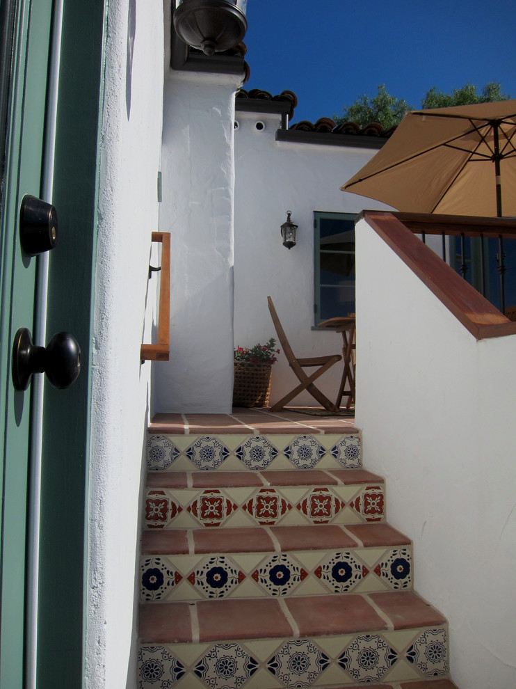 Mittelgroßes, Einstöckiges Mediterranes Einfamilienhaus mit Putzfassade, weißer Fassadenfarbe, Halbwalmdach und Ziegeldach in Santa Barbara