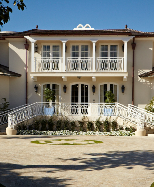 A CLASSICAL HOME AT OCEAN REEF CLUB Beach Style Exterior Miami