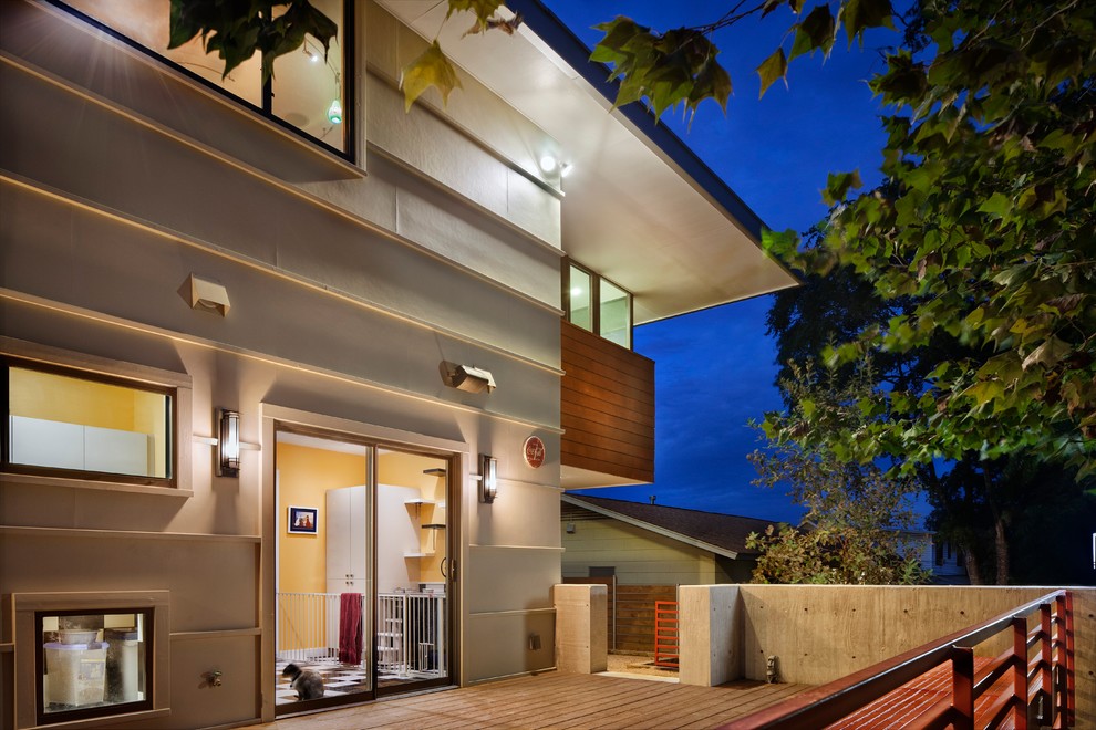Immagine della facciata di una casa beige contemporanea a due piani di medie dimensioni con rivestimento con lastre in cemento