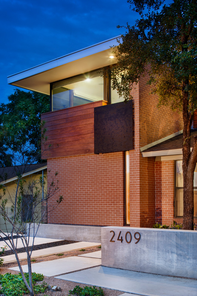 Zweistöckiges, Mittelgroßes Modernes Haus mit Backsteinfassade in Austin
