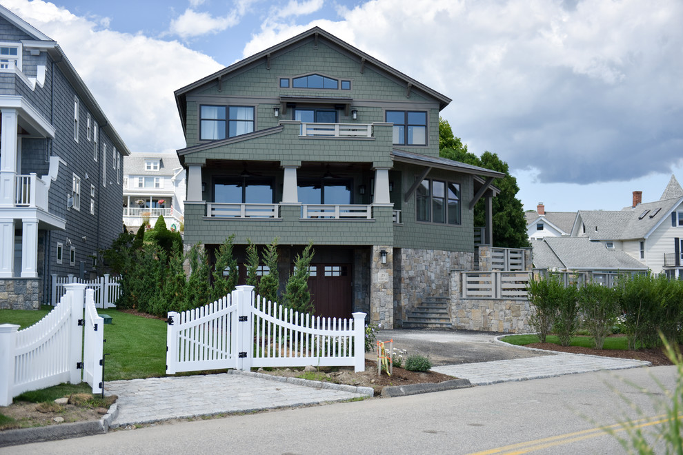 Mittelgroßes, Zweistöckiges Uriges Haus mit Faserzement-Fassade, grüner Fassadenfarbe und Satteldach in Bridgeport