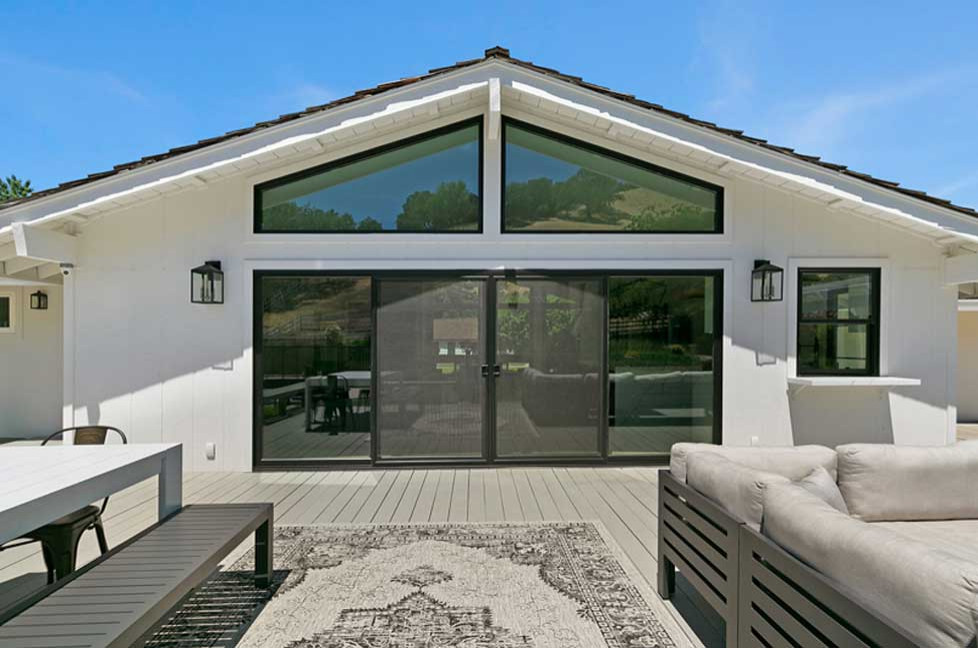 Ejemplo de fachada de casa blanca contemporánea grande de una planta con tejado a dos aguas y tejado de teja de madera