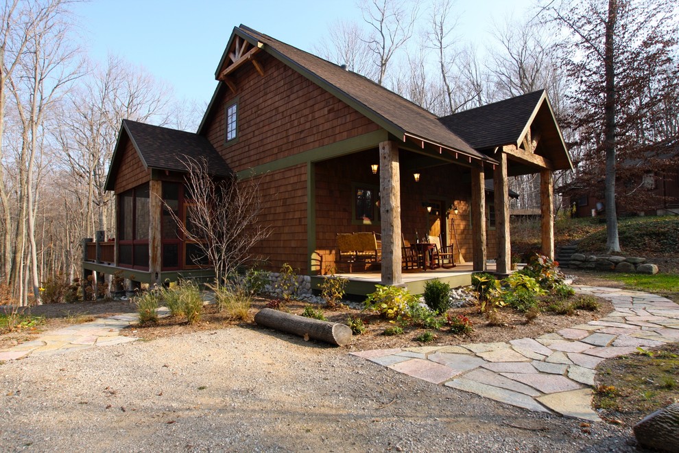 Источник вдохновения для домашнего уюта: двухэтажный, деревянный, коричневый дом среднего размера в стиле рустика с двускатной крышей