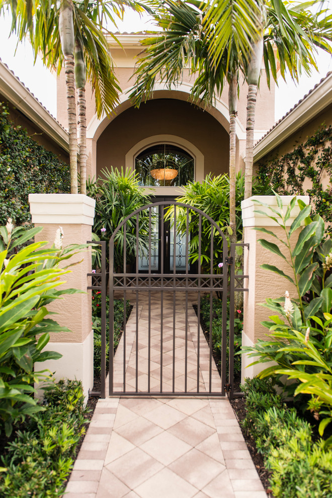 Mittelgroßes, Einstöckiges Klassisches Einfamilienhaus mit beiger Fassadenfarbe und Ziegeldach in Miami