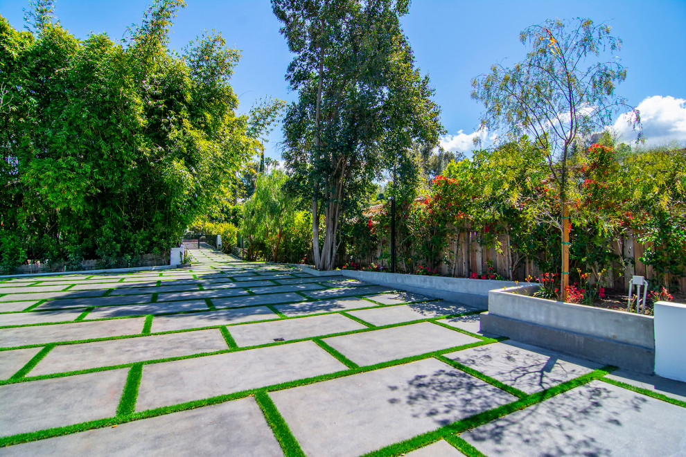 A custom home in Tarzana Modern Exterior Los Angeles by Mega