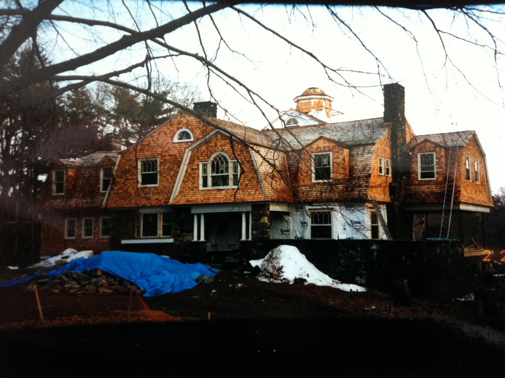 Großes, Zweistöckiges Uriges Haus mit brauner Fassadenfarbe, Mansardendach und Schindeldach in Bridgeport