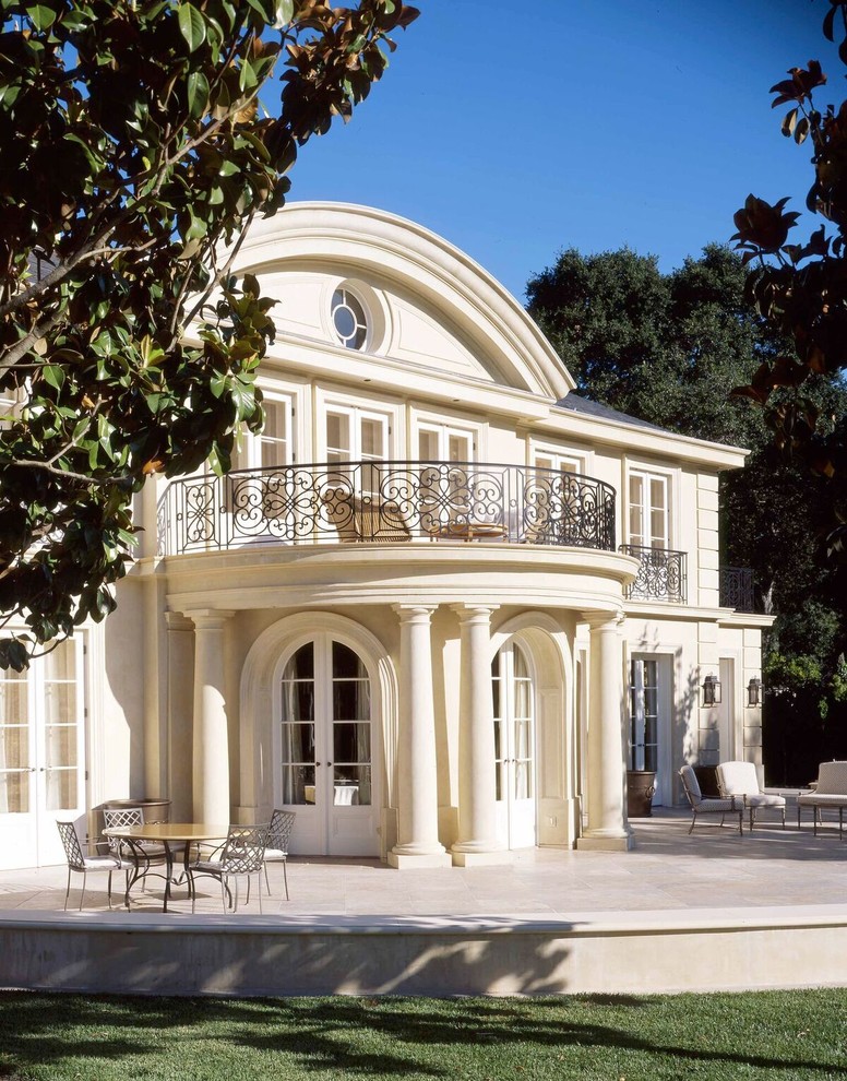 ラグジュアリーな巨大なトラディショナルスタイルのおしゃれな家の外観 (石材サイディング) の写真