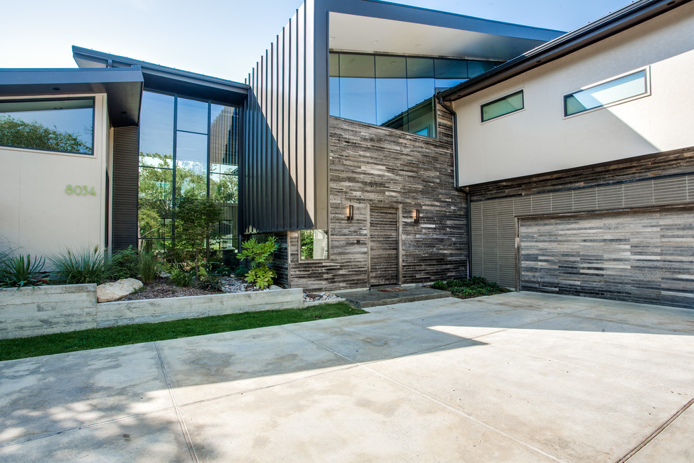 Zweistöckiges Modernes Haus mit Mix-Fassade in Dallas