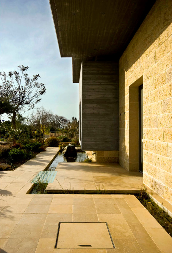 Photo of a contemporary house exterior in Tel Aviv.