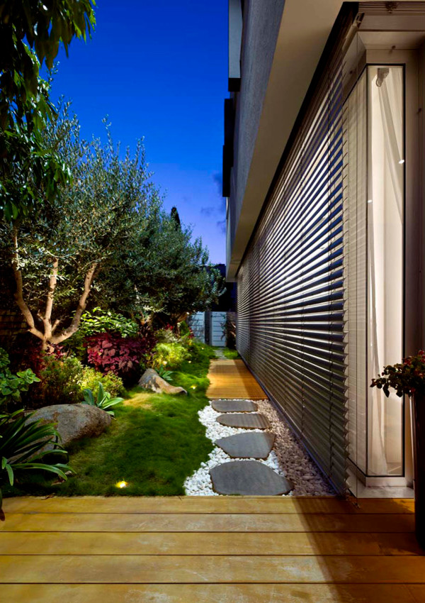 Trendy exterior home photo in Tel Aviv