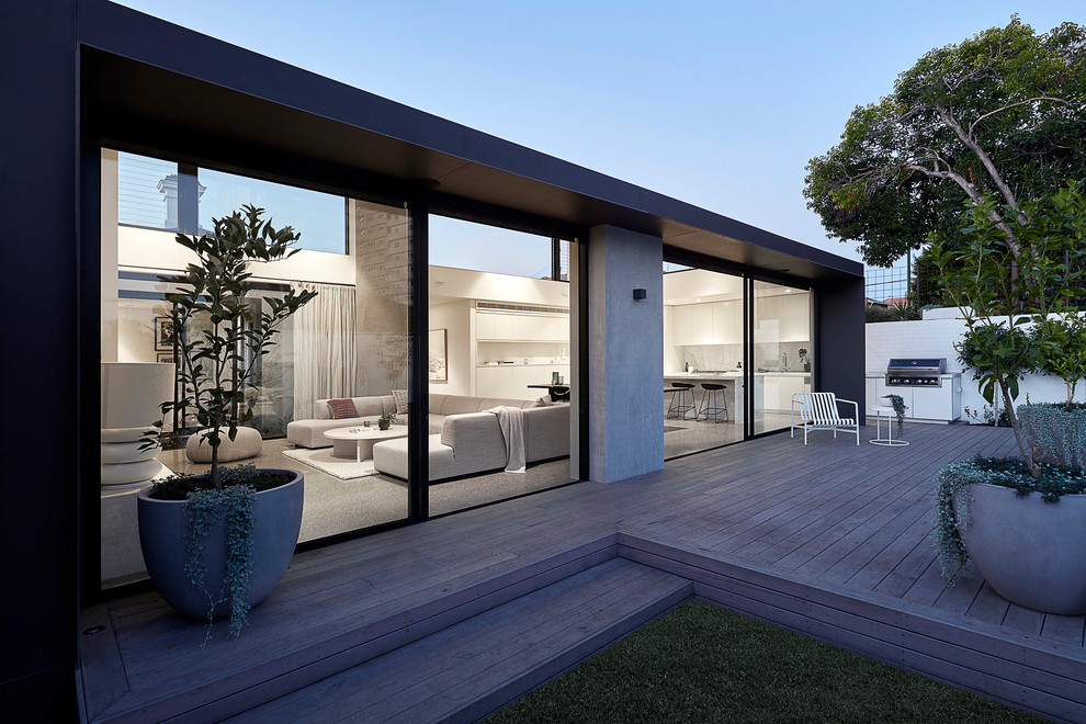 На фото: большой, одноэтажный, серый частный загородный дом в современном стиле с облицовкой из бетона, плоской крышей и металлической крышей