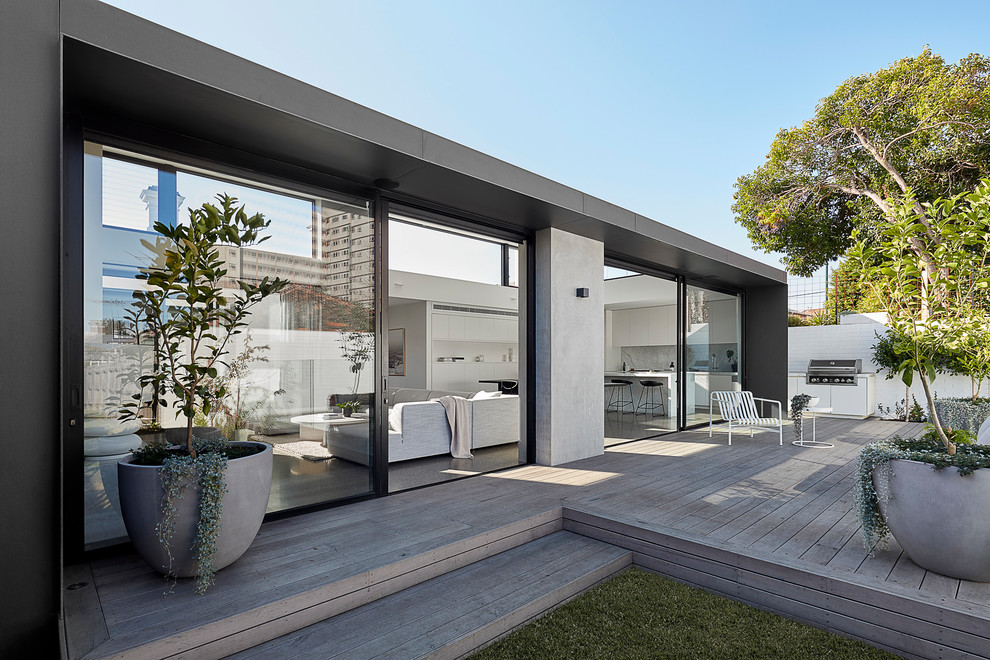 Großes, Einstöckiges Modernes Einfamilienhaus mit Betonfassade, grauer Fassadenfarbe, Flachdach und Blechdach in Melbourne