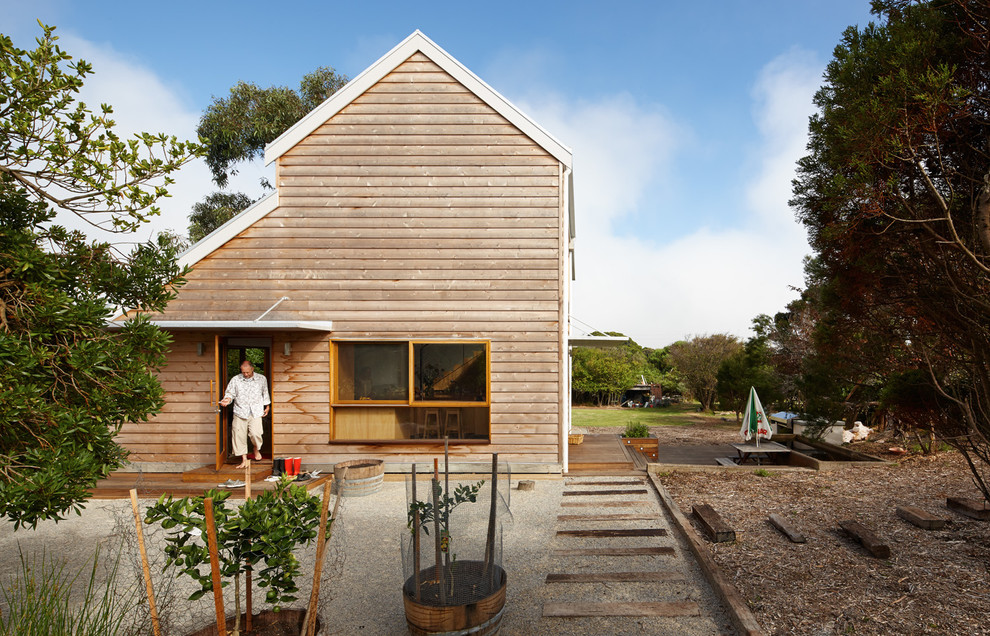 Zweistöckige, Kleine Landhausstil Holzfassade Haus mit brauner Fassadenfarbe und Satteldach in Melbourne