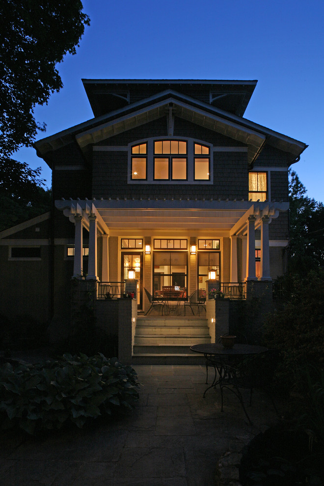 Idee per la facciata di una casa grigia american style a due piani di medie dimensioni con rivestimento in vinile