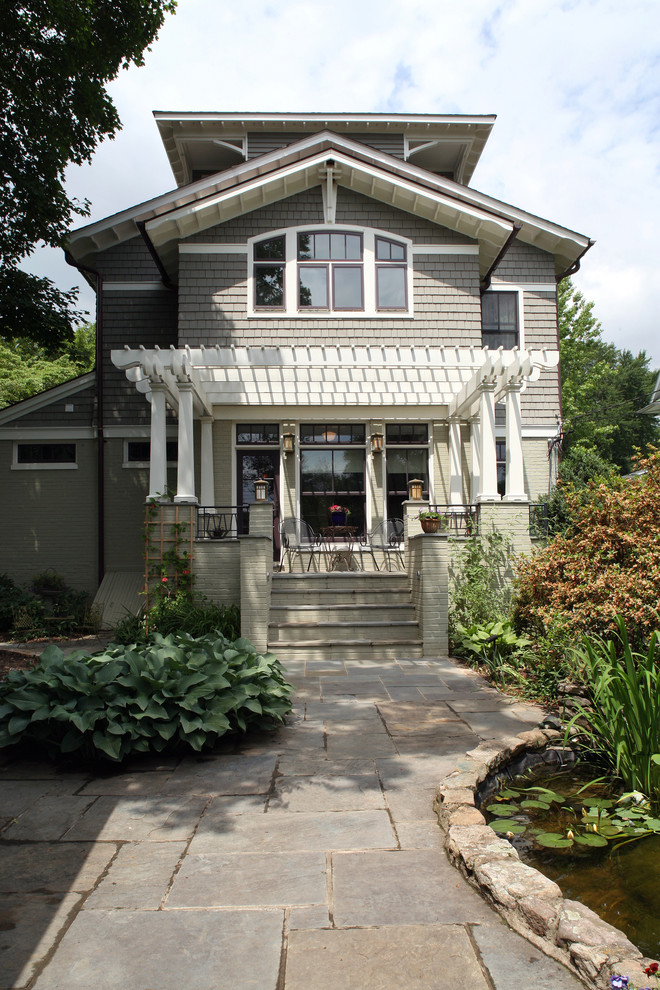Ejemplo de fachada de casa gris de estilo americano de tamaño medio de tres plantas con revestimiento de vinilo