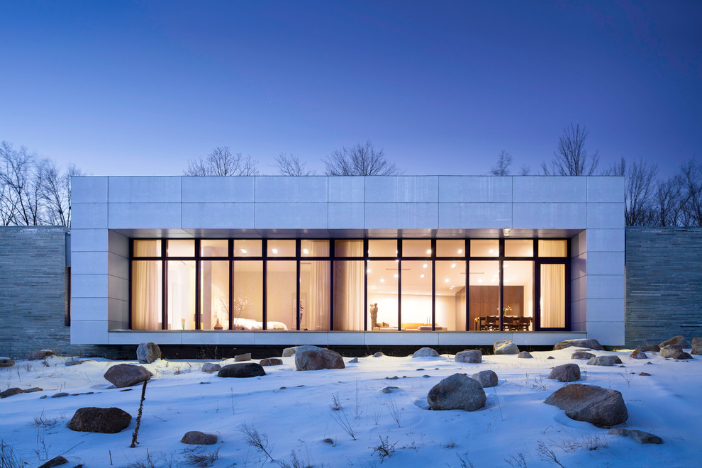 Свежая идея для дизайна: одноэтажный дом в стиле модернизм с плоской крышей - отличное фото интерьера
