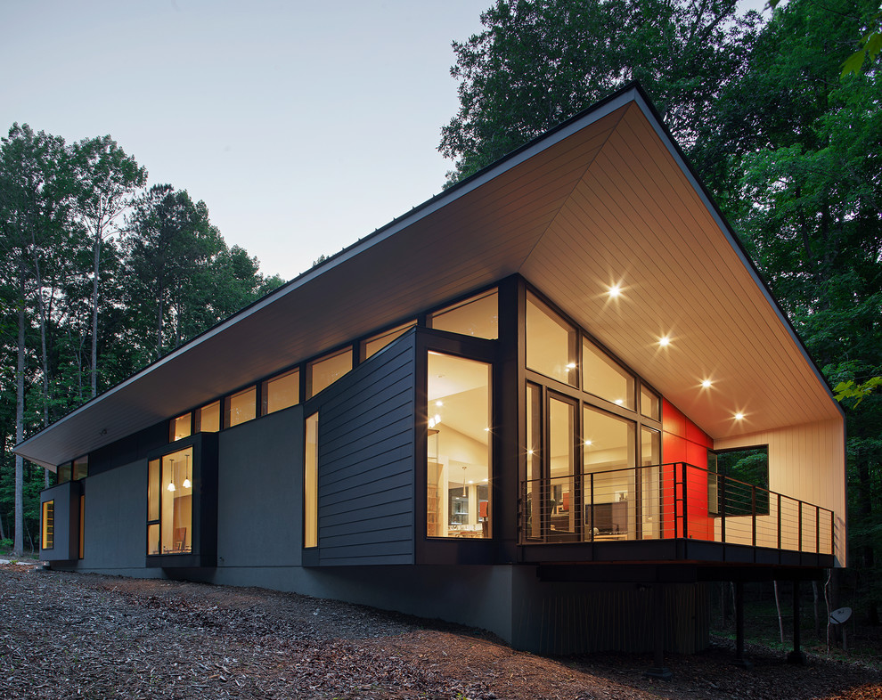 Idéer för ett litet modernt grått hus, med allt i ett plan, metallfasad och pulpettak