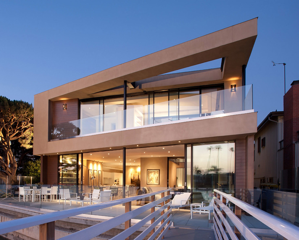 На фото: двухэтажный, бежевый дом среднего размера в стиле модернизм с облицовкой из цементной штукатурки