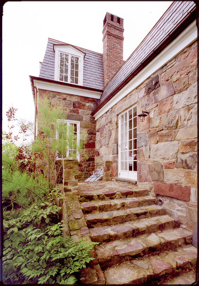 Mittelgroßes, Zweistöckiges Landhausstil Haus mit Steinfassade und brauner Fassadenfarbe in New York