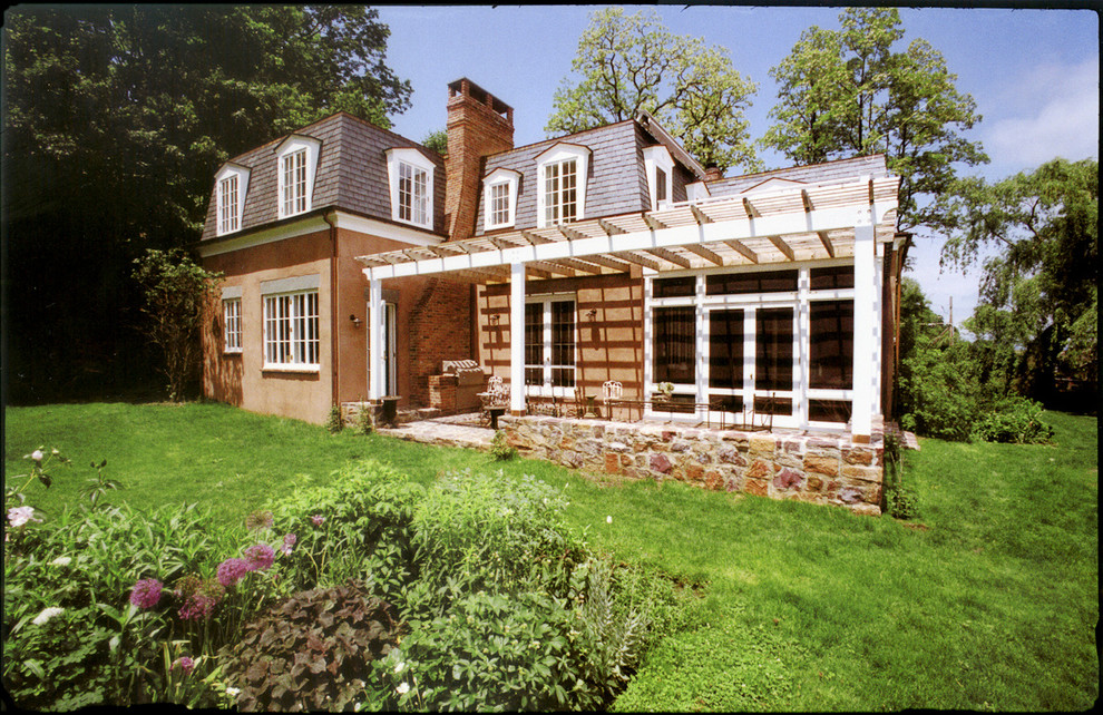 Idee per la facciata di una casa beige country a due piani di medie dimensioni con rivestimento in stucco