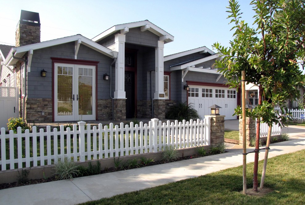 This is an example of a coastal house exterior in Los Angeles.