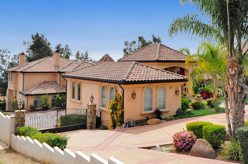 ロサンゼルスにある高級な地中海スタイルのおしゃれな家の外観 (漆喰サイディング) の写真