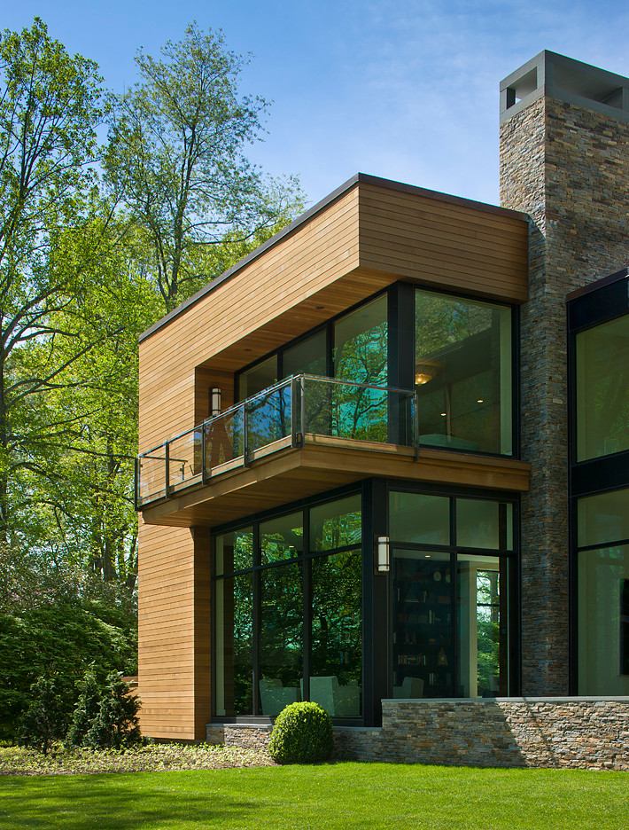 Exemple d'une très grande façade de maison marron moderne en bois à un étage avec un toit plat.
