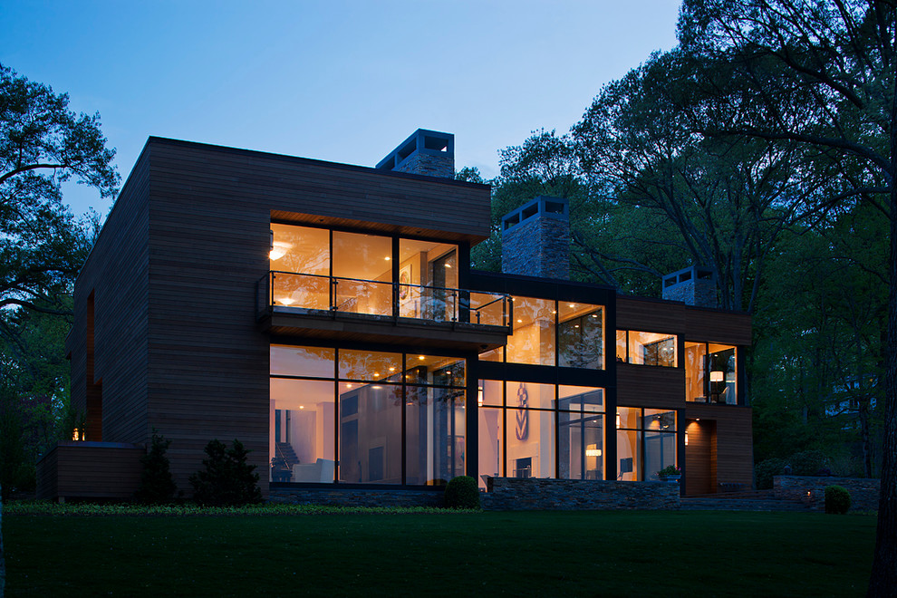 Ispirazione per la facciata di una casa ampia marrone moderna a due piani con rivestimento in legno e tetto piano