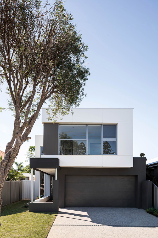 Diseño de fachada de casa blanca actual de dos plantas con revestimientos combinados, tejado plano y tejado de metal