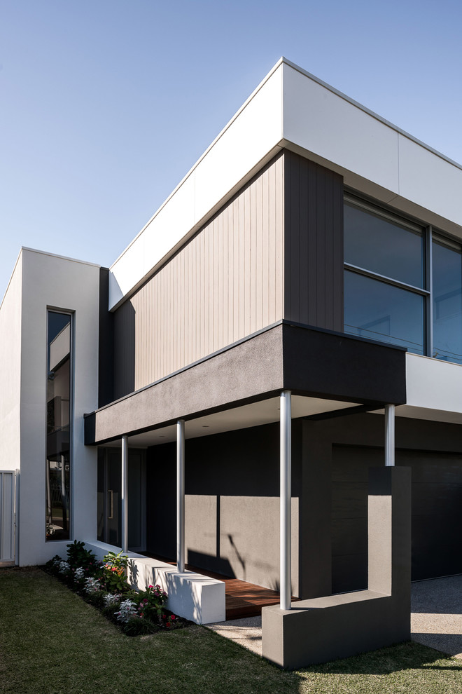 Modelo de fachada de casa blanca moderna de dos plantas con revestimientos combinados, tejado plano y tejado de metal