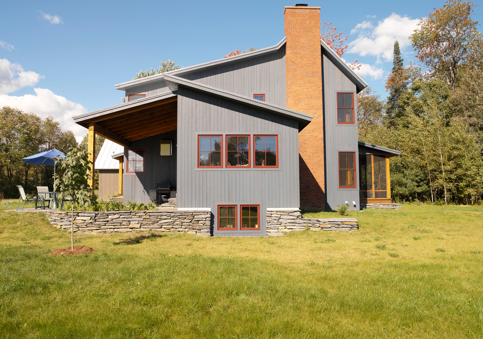 Cette image montre une façade de maison design en bois.