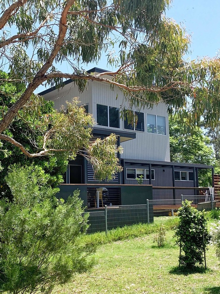 Zweistöckiges Modernes Einfamilienhaus mit Faserzement-Fassade, grauer Fassadenfarbe, Flachdach und Blechdach in Canberra - Queanbeyan