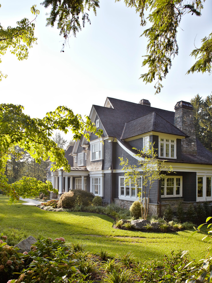 Стильный дизайн: трехэтажный, деревянный, большой, серый дом в классическом стиле с двускатной крышей - последний тренд