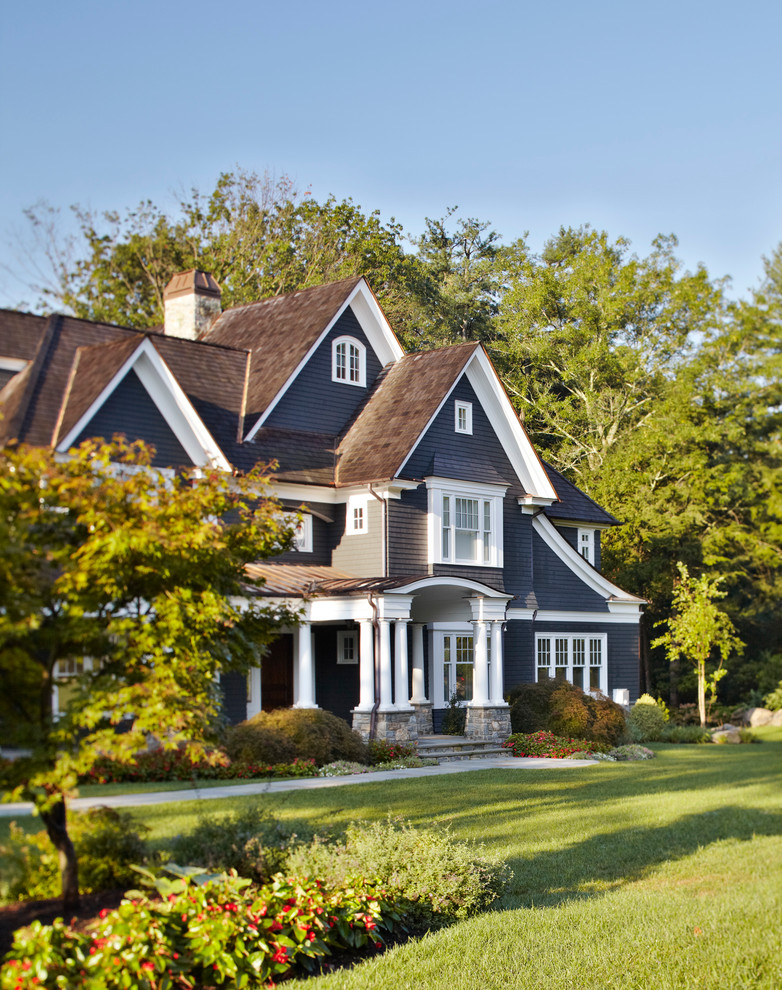 Пример оригинального дизайна: большой, трехэтажный, деревянный, серый дом в классическом стиле с двускатной крышей