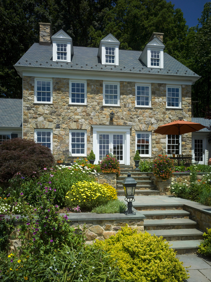 Cette photo montre une façade de maison nature en pierre à un étage.