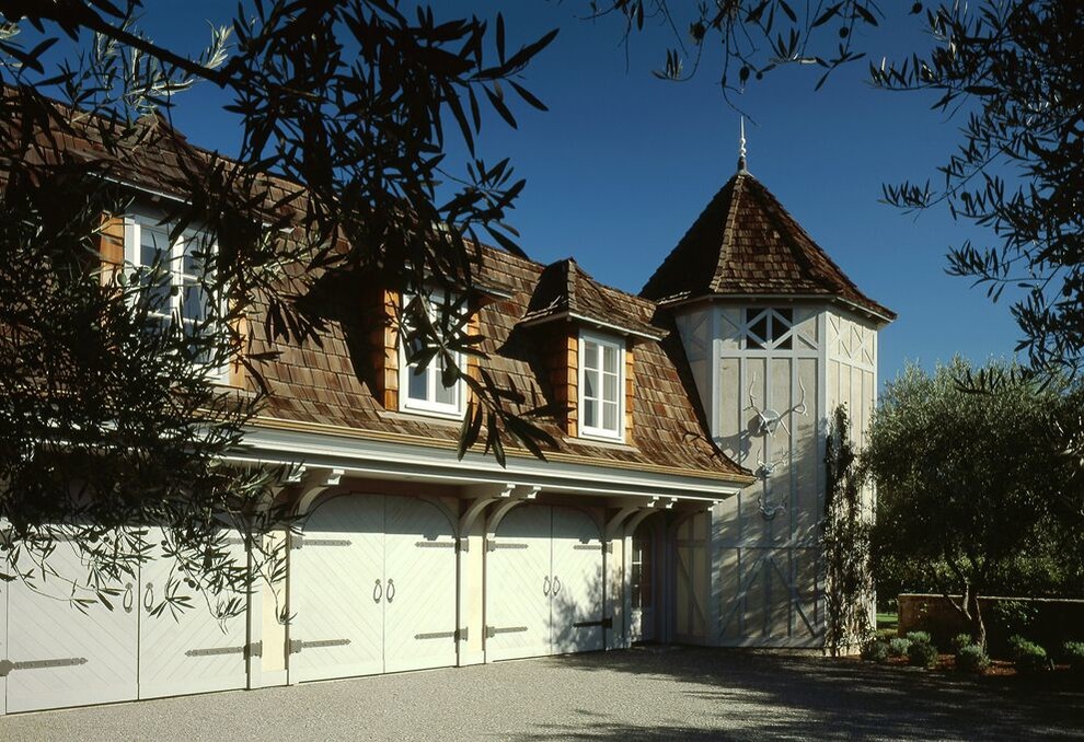 Example of a mid-sized classic white one-story wood house exterior design with a hip roof and a shingle roof
